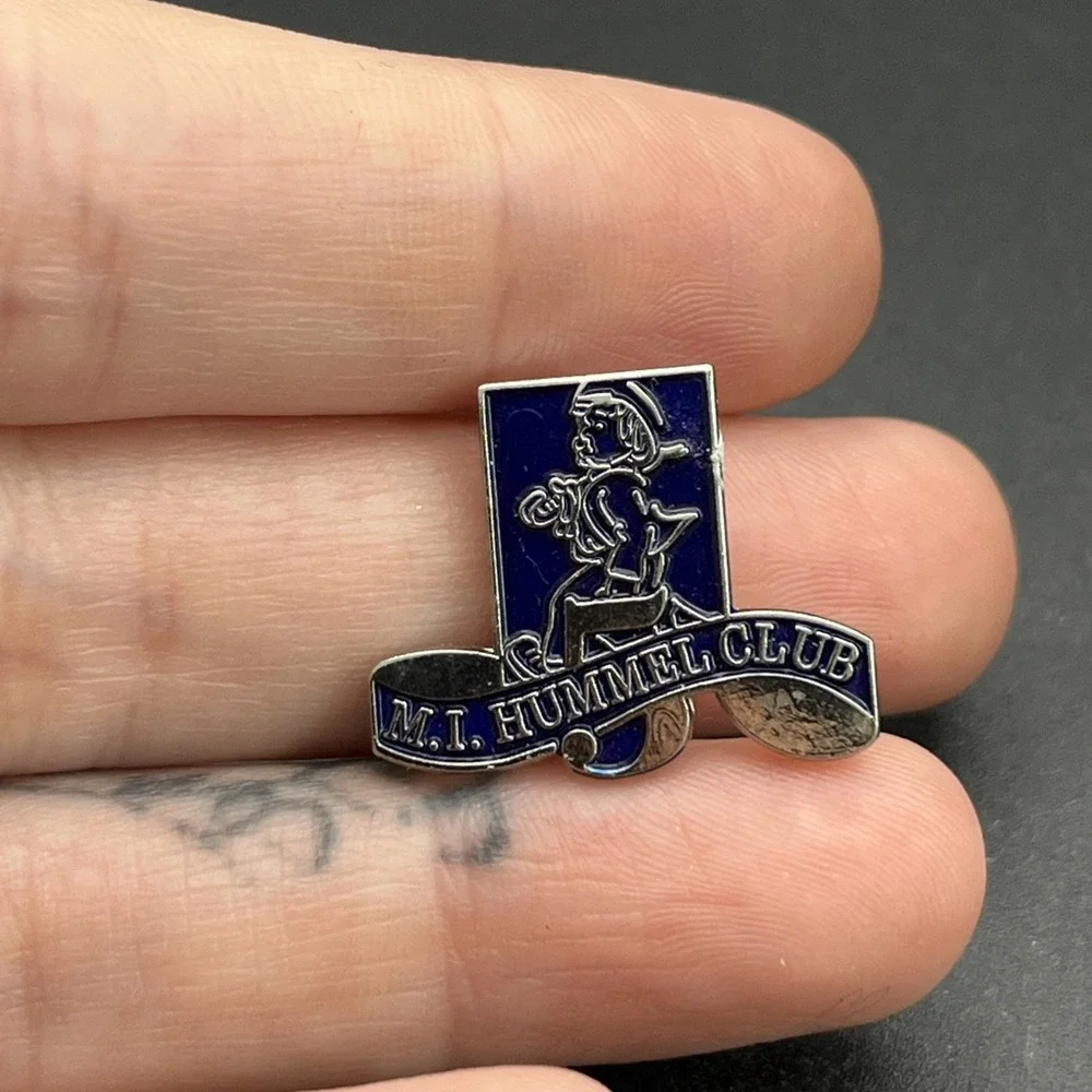 M.I. Hummel Club Lapel Hat‎ Pin